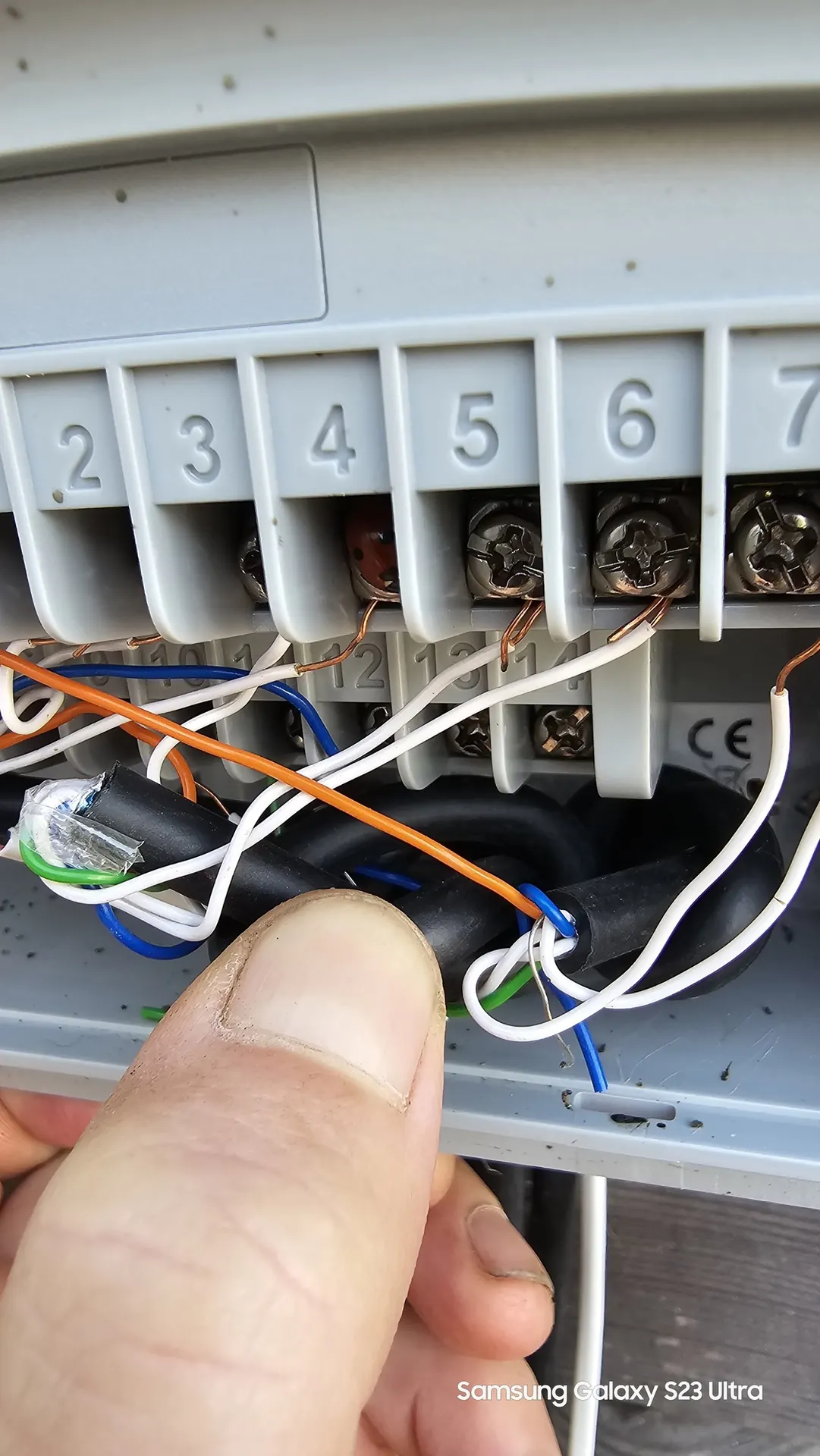 Detail zapájania farebných vodičov do riadiacej jednotky automatickej závlahy
