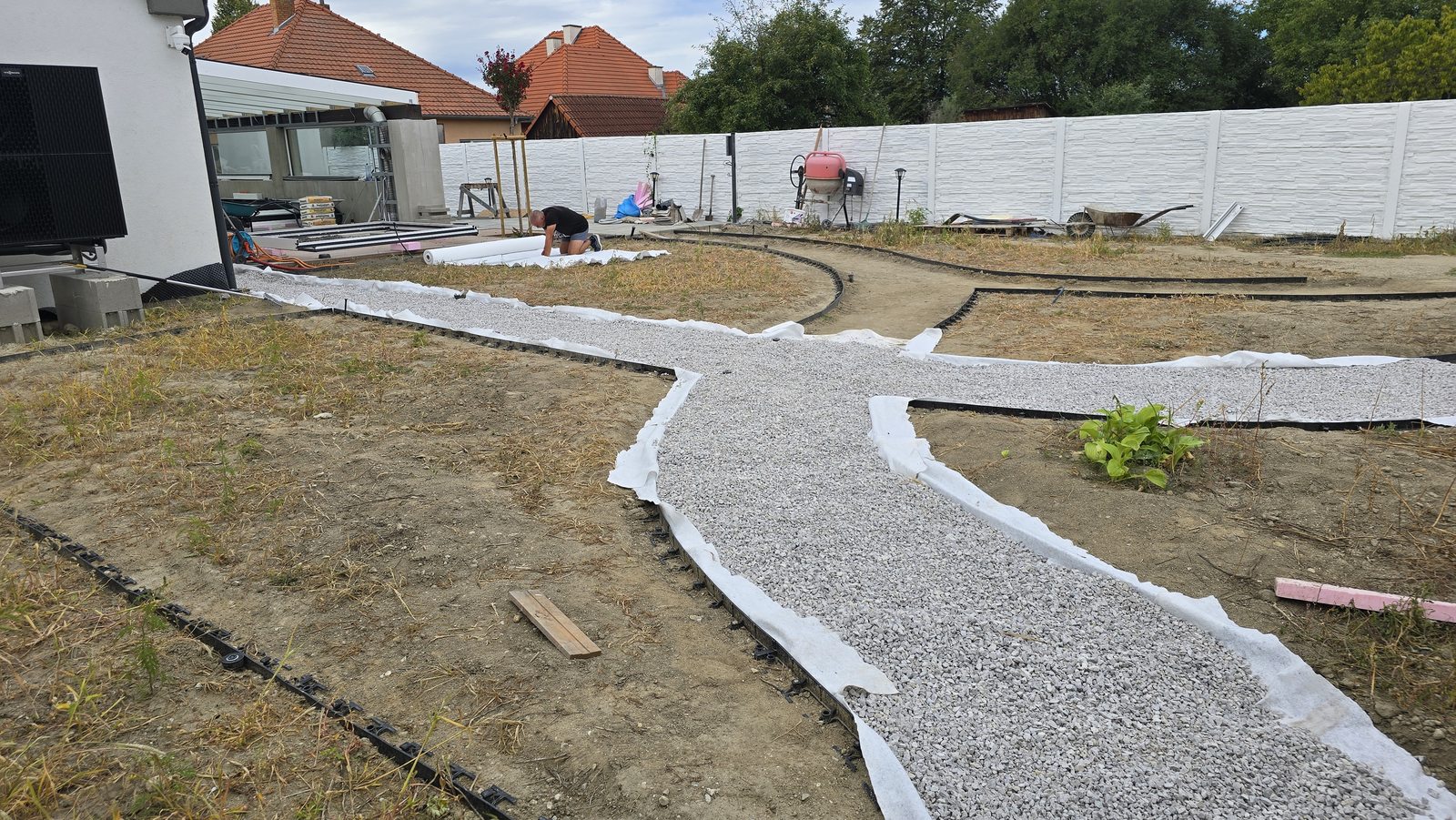 Príprava podkladu mlatového chodníka v záhrade